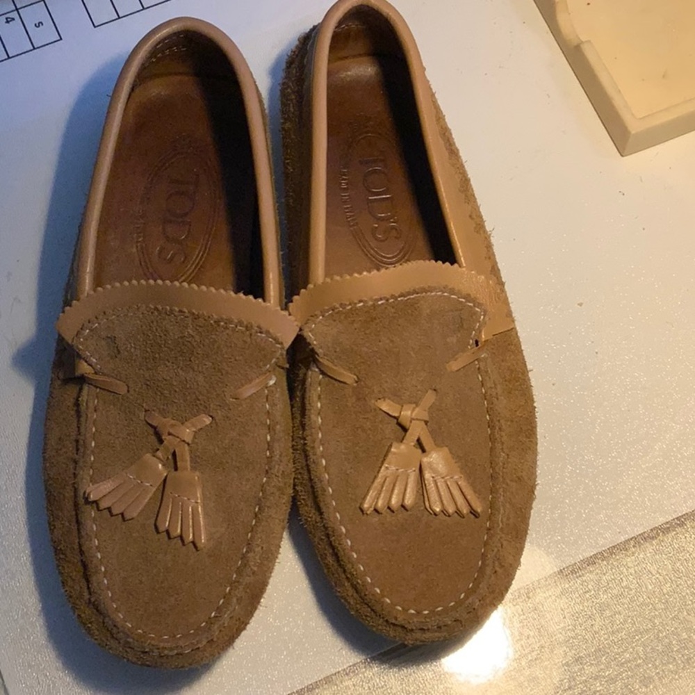 TODS SUEDE TAN DRIVING LOAFER